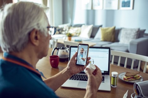 Ein Senior nutzt die medizinische Videoberatung