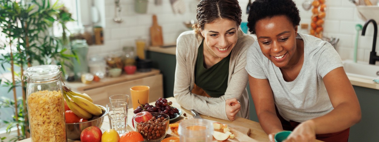 Zwei Freundinnen kochen nach dem glykämischen Index