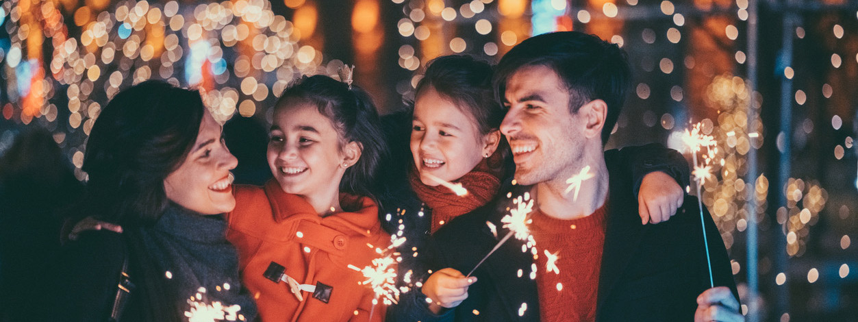 Eine Familie feiert sicher zusammen Silvester