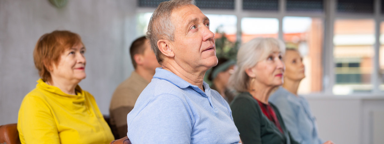 Zuhörer nehmen am Parkinson-Symposium teil