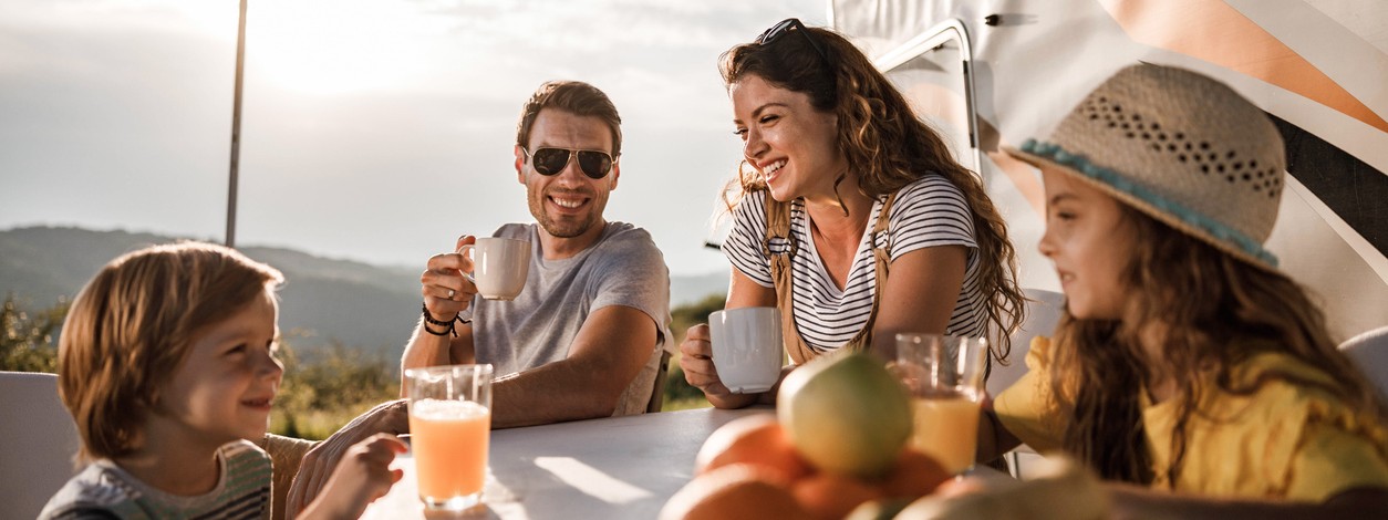 Glückliche Familie macht Urlaub mit einem Wohnmobil