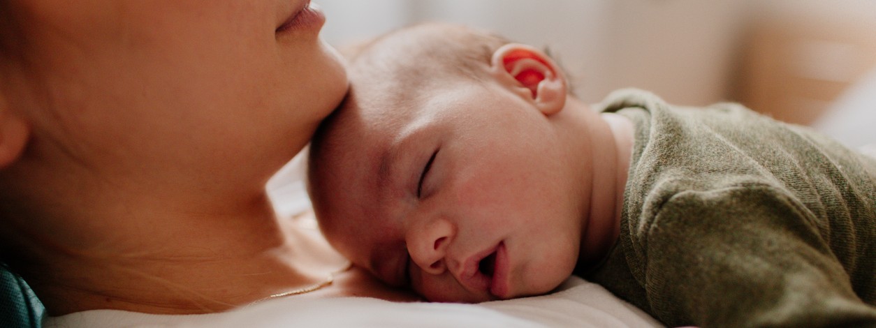 Ein Vater spielt mit seinem Baby mit KiSS-Syndrom.