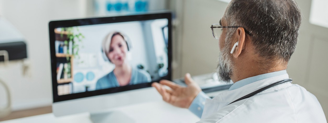 Ein Arzt spricht mit einer Patientin via Telemedizin