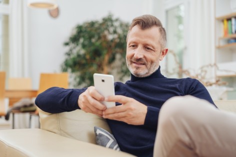 Mann Mitte 50 nutzt „AOK Mein Leben“-Smartphone-App