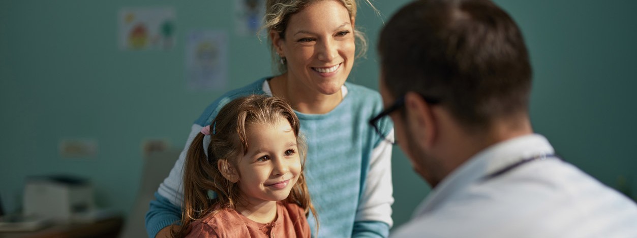 Ein Kinderarzt berät eine Mutter und ihre kleine Tochter