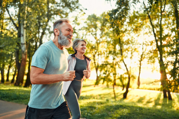 Ein Paar senkt ihr biologisches Alter mithilfe von Joggen