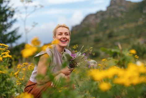 Eine junge Familie pflückt einen Strauß Blumen auf einer Blumenwiese