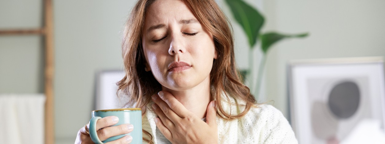 Eine Frau tastet ihre Lymphknoten ab