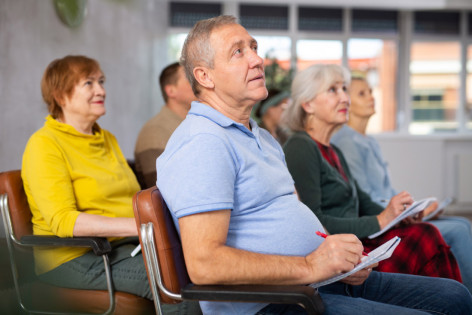 Zuhörer nehmen am Parkinson-Symposium teil