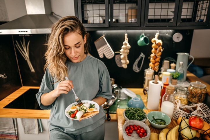 Eine Frau teste der gesunden Ernährungstrend der personalisierten Ernährung