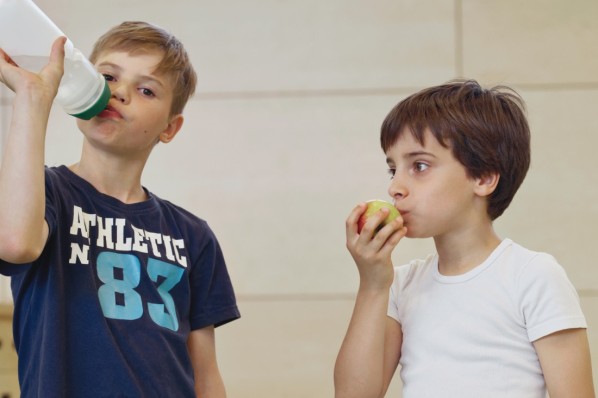 Kindern sollte man früh vermitteln, wie wichtig ausreichend Flüssigkeit für den Körper ist. Mehr zu trinken, kann man mit Trinkritualen wie beispielsweise gemeinsames Trinken beim Essen erlernen. Foto: AOK 