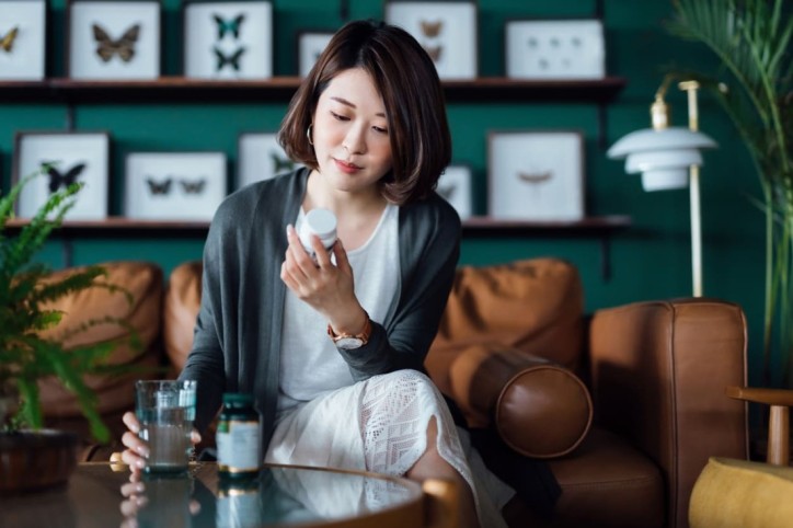 Eine Frau prüft Ihre Tabletten nach Nebenwirkungen