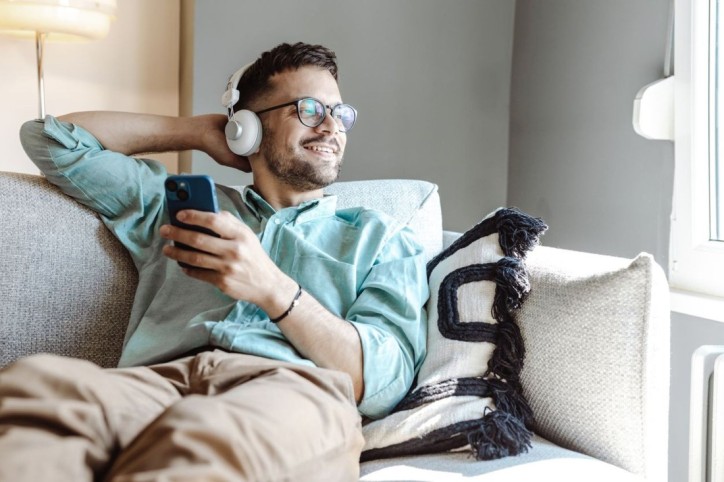 Ein Mann nutzt binaurale Beats zur Entspannung von zu Hause aus.