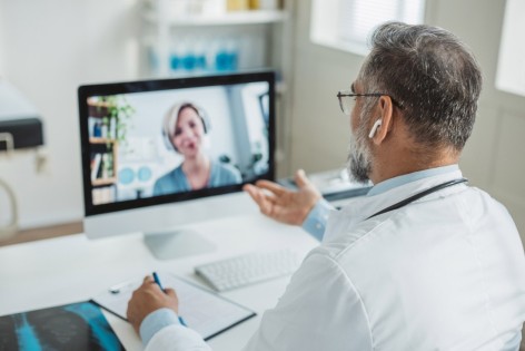 Ein Arzt spricht mit einer Patientin via Telemedizin