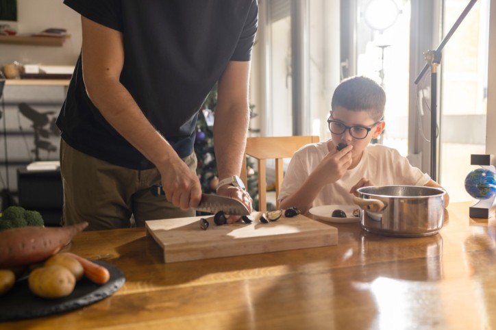 Vater und Sohn bereiten gemeinsam Esskastanien zu