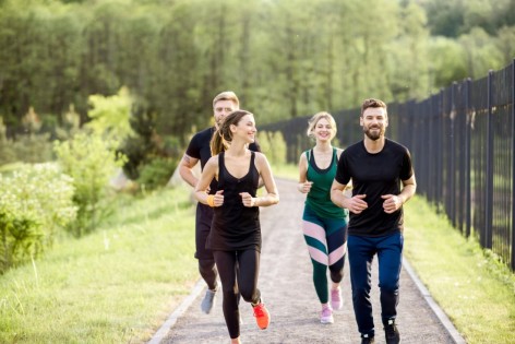 Eine Gruppe nimmt gemeinsam an der AOK-Laufschule teil