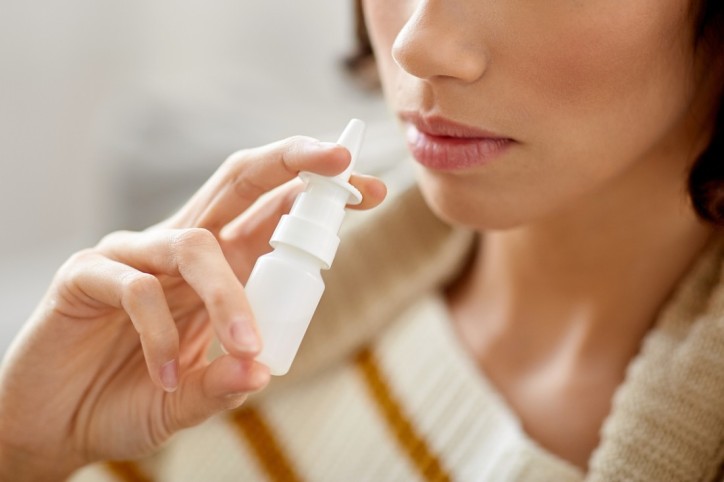 Eine Frau verabreicht sich Fentanyl als Nasenspray