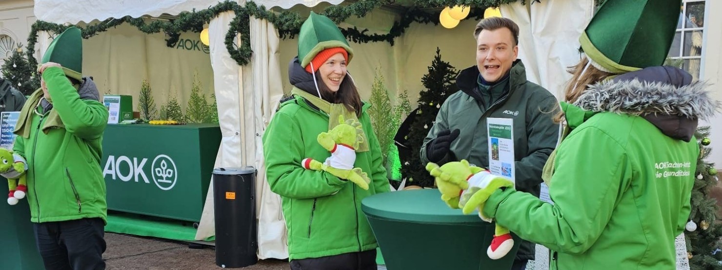 Eine Familie besucht die AOK-Weihnachtstour 2024