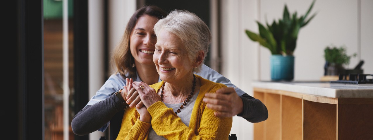 Eine Pflegerin hilft einer Seniorin mit Demenz