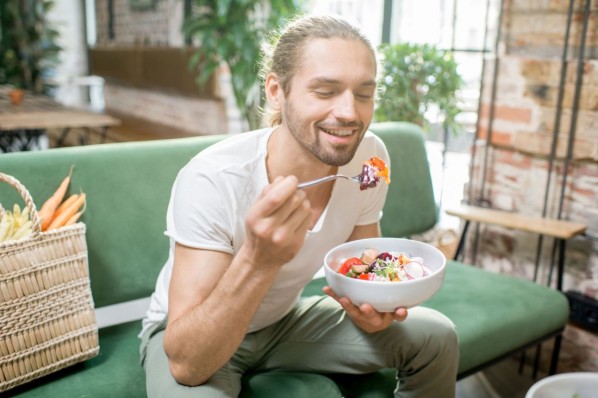 Ein Mann richtet seine Mahlzeit nach der glykämischen Last aus