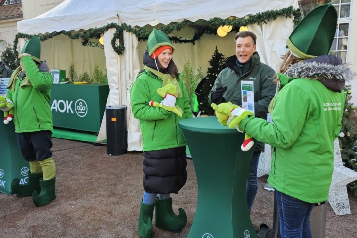 Eine Familie besucht die AOK-Weihnachtstour 2024