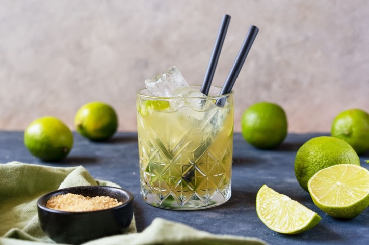 Ipanema-Mocktail mit Limetten im Hintergrund