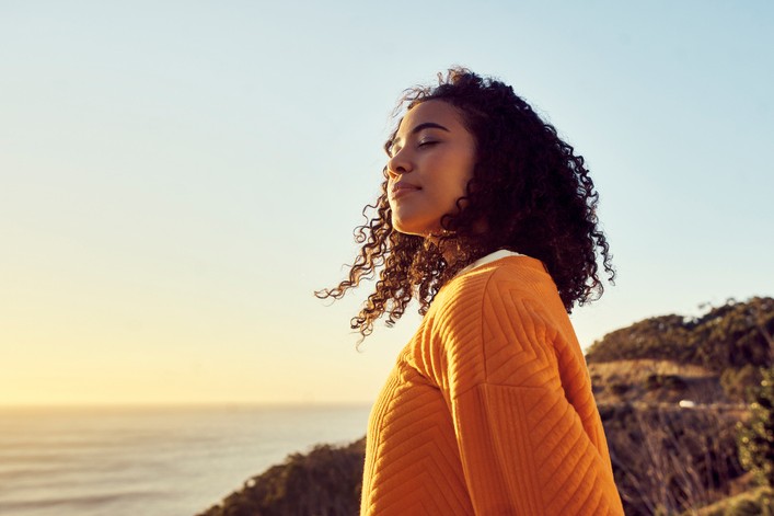 Eine Frau setzt sich ein positives Mindset