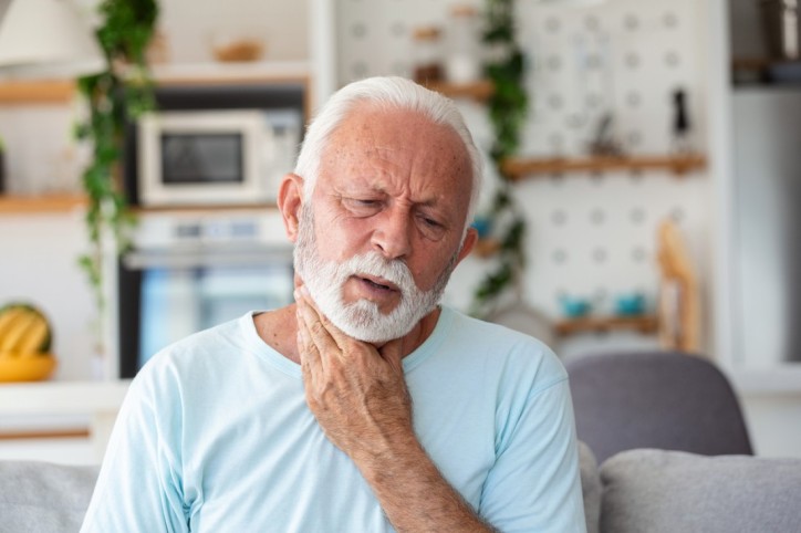 Ein Senior leidet unter geschwollenen Lymphknoten