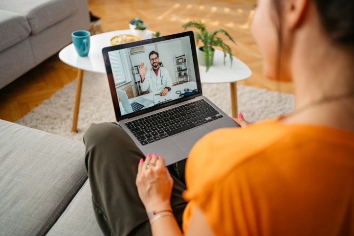 Eine Frau spricht mittels Telemedizin mit ihrem Arzt