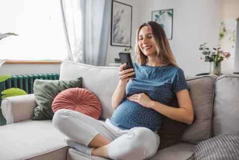 Eine Frau studiert das Angebot des Elterninfoabends