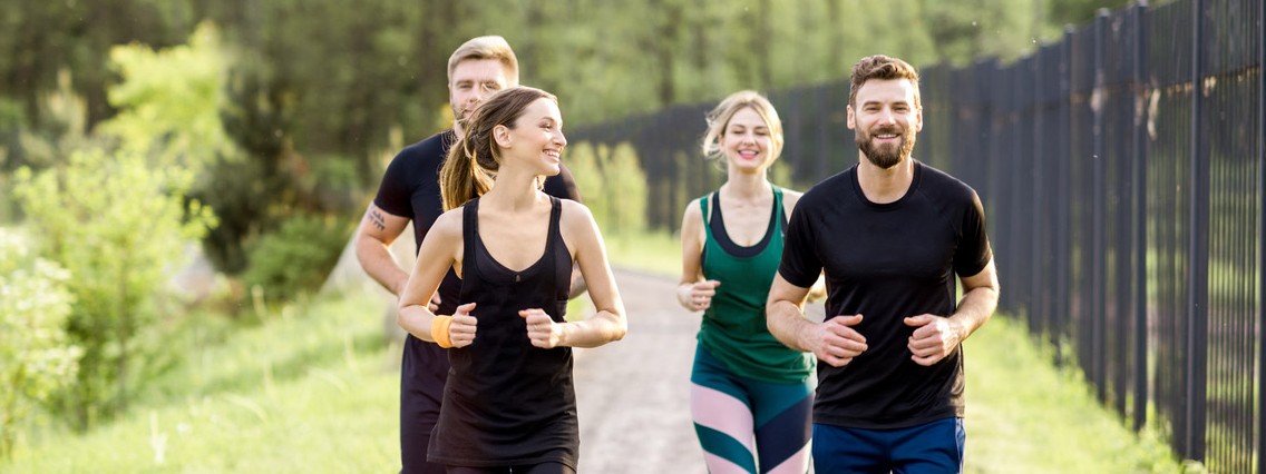 Eine Gruppe nimmt gemeinsam an der AOK-Laufschule teil