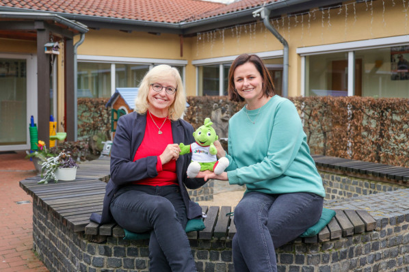 Cornelia Schulz, Landesrepräsentantin der AOK Sachsen-Anhalt, das AOK-Drachenkindes Jolinchen und Sandra Matz vom Magdeburger Förderkreis krebskranker Kinder e.V. bei der Übergabe des Spendenchecks heute im Elternhaus des Förderkreises.