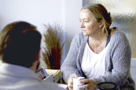 Eine Frau mit Depressionen spricht mit einer Person.