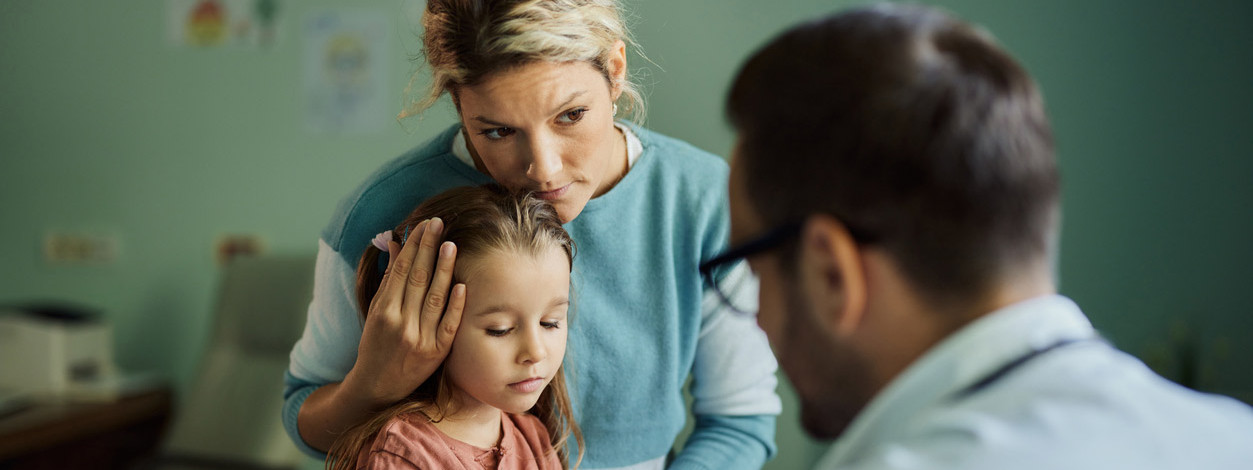 Eine Mutter lässt ihre Tochter wegen Windpocken-Verdacht von einem Arzt untersuchen 