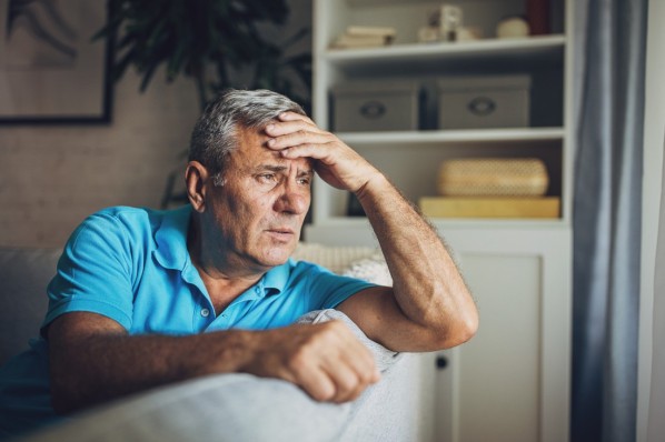 Ein Senior leidet aufgrund traumatischer Ereignisse unter Panikattacken