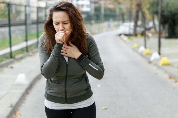 Eine Frau hat aufgrund von Sarkoidose Atemnot beim Joggen