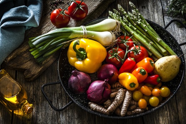 Unterschiedliche Gemüsesorten in einer Pfanne, die bei Rheuma Bestandteil der Ernährung sein sollten.