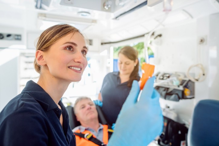 Rettungssanitäterin freut sich über neuen Rettungswagen