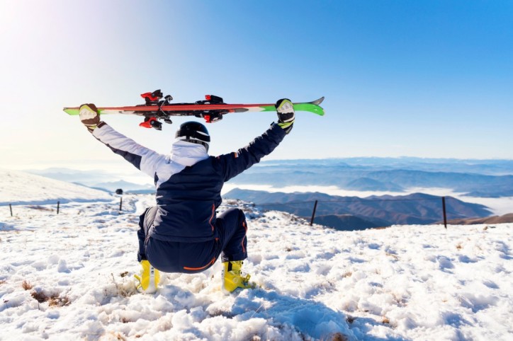 Ein Mann führt Skigymnastik auf einem schneebedeckten Berg aus