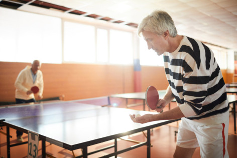 Zwei Männer mit Parkinson spielen Tischtennis gegeneinander