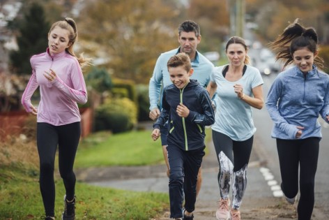 Eine Familie bereitet sich gemeinsam auf den AOK-Schnupperlauf vor