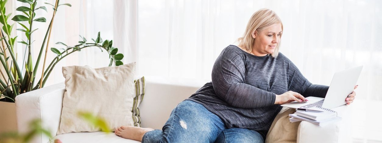 Drei etwa 16 jährige Mädchen sitzen zusammen und lachen gemeinsam.