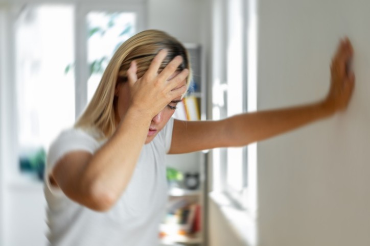 Eine Frau erleidet einen Epilepsieanfall