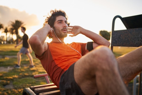 Ein Mann führt Sit-Ups aus