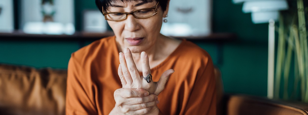 Eine ältere Dame nimmt Fentanyl gegen chronische Schmerzen in ihrer Hand