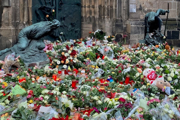 Vor der Johanniskirche in Magdeburg am 21.Dezember 2024. Viele Menschen haben hier Blumen, Briefe und Lichter zum Gedenken abgelegt.