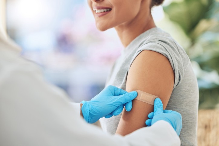 Eine Frau hat soeben eine Impfung gegen FSME erhalten