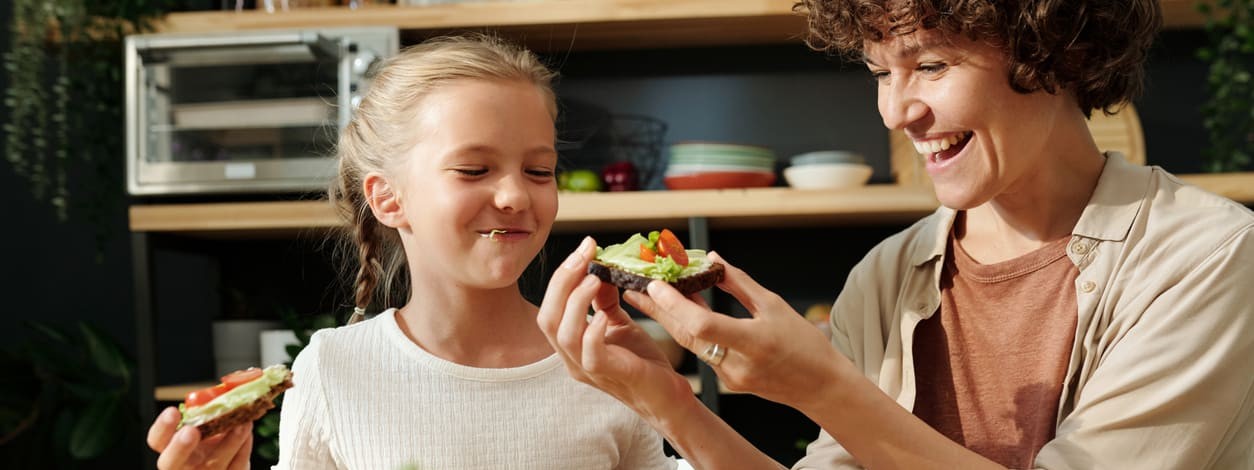 Mutter und Tochter probieren gesunde Ernährungstrends aus