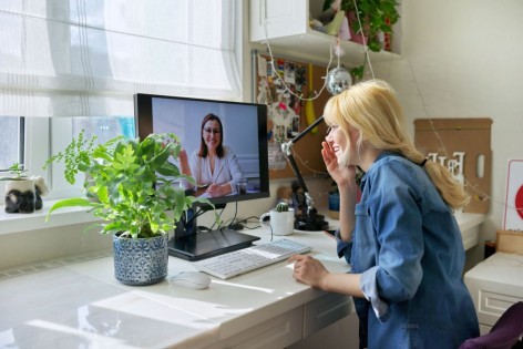 zwei Frauen während einer Videokonferenz