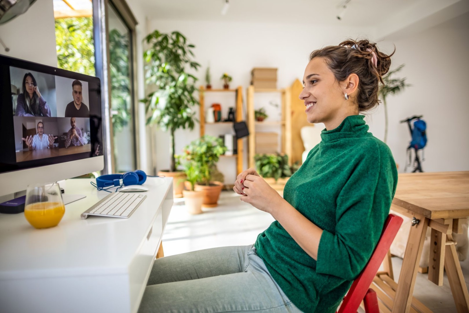 Eine Beschäftigte sitzt in einem virtuellen Teammeeting und stärkt ihre Teamresilienz.